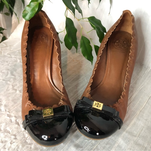 Tory Burch Shoes - TORY BURCH heels SZ 8.5 leather brown black patent leather scalloped dress shoes